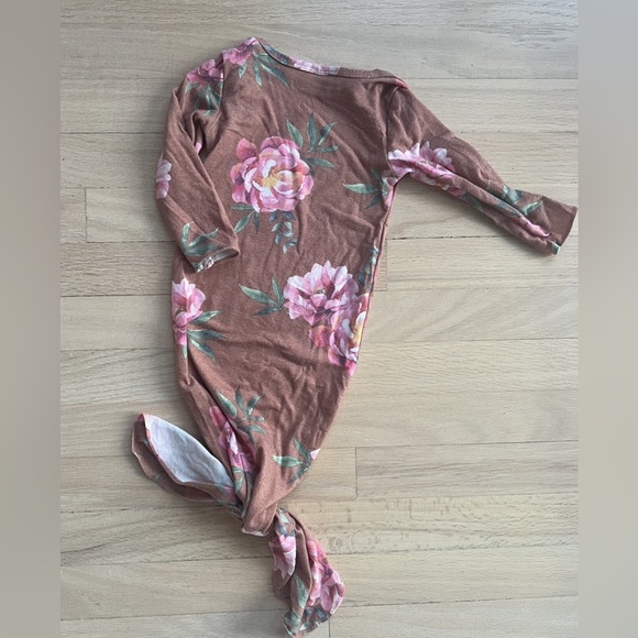 Newborn knotted gown & bow - Picture 5 of 6